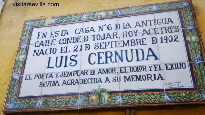 Placa conmemorativa en la casa natal de Luis Cernuda en Sevilla