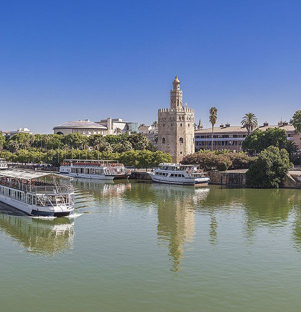 ¿Dónde parten los cruceros panorámicos en Sevilla?