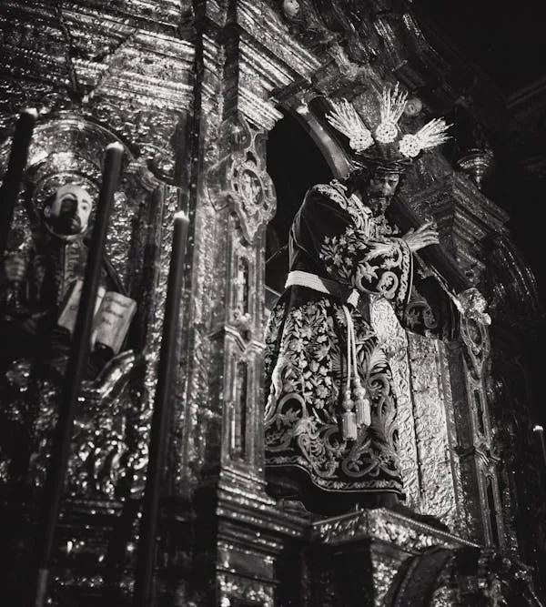 Acompañamiento en Semana Santa y visitas guiadas cofrades en Sevilla
