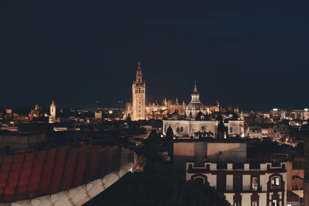 Salir de noche en Sevilla. 5 Zonas de movida, consejos y muchos planes 1